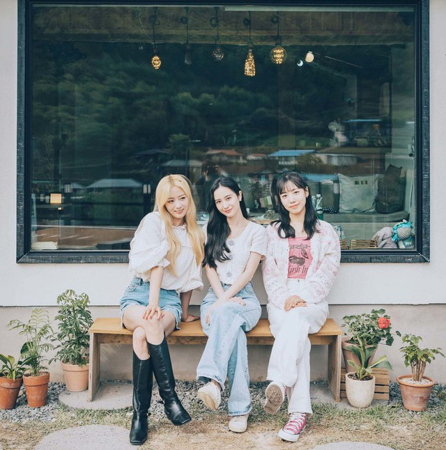 Hai nữ thần tượng xứ Hàn cũng học tiếng Việt để đón tiếp người bạn từ phương xa. Đáng chú ý, phân cảnh Bomi và Namjoo dùng câu “Em dep new cho” để khen đối phương xinh đẹp khiến khán giả Việt Nam bật cười thích thú. Trích đoạn này nhanh chóng được dân mạng truyền tay nhau.