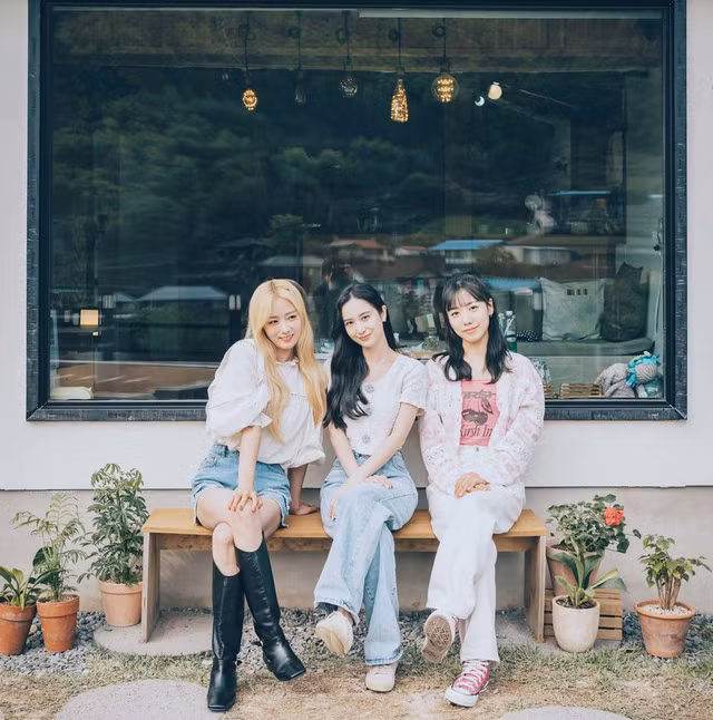 Hai nữ thần tượng xứ Hàn cũng học tiếng Việt để đón tiếp người bạn từ phương xa. Đáng chú ý, phân cảnh Bomi và Namjoo dùng câu “Em dep new cho” để khen đối phương xinh đẹp khiến khán giả Việt Nam bật cười thích thú. Trích đoạn này nhanh chóng được dân mạng truyền tay nhau.