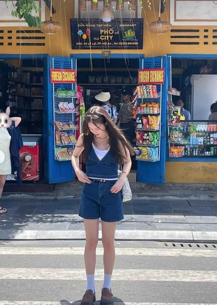 Vẫn mê đồ trắng nhưng để bớt nhàm chán, Pimtha đã mix thêm đồ denim xanh và loafer da lộn màu nâu đất trông nhẹ nhàng, trẻ trung mà vẫn đủ điểm nhấn để chụp OOTD