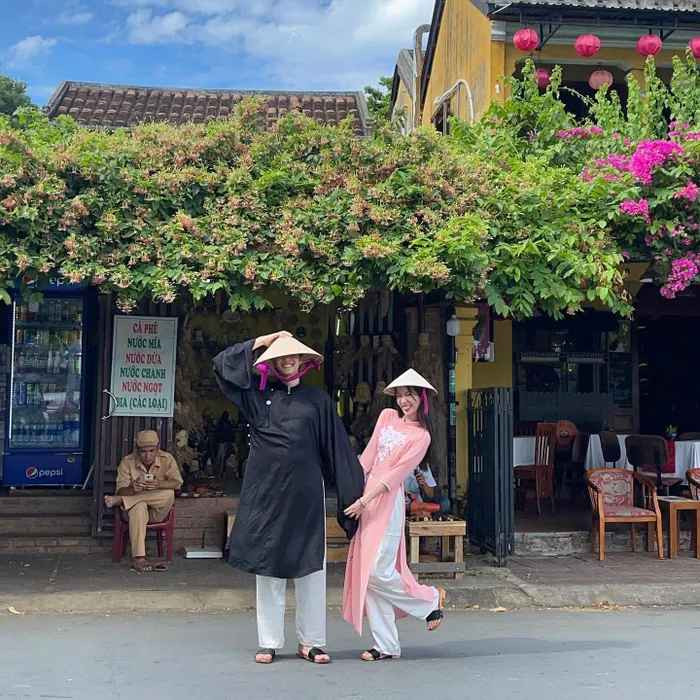 Là một cô gái trắng trẻo, xinh đẹp, có dáng người nhỏ nhắn nhưng Pimtha lại đặc biệt yêu thích và có đam mê sưu tầm những trang phục, quần áo denim rách tả tơi. Cô nàng sở hữu hàng trăm chiếc quần rách hầm hố và luôn tỏ ra tự tin khi diện chúng.