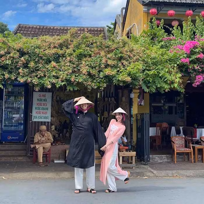 Là một cô gái trắng trẻo, xinh đẹp, có dáng người nhỏ nhắn nhưng Pimtha lại đặc biệt yêu thích và có đam mê sưu tầm những trang phục, quần áo denim rách tả tơi. Cô nàng sở hữu hàng trăm chiếc quần rách hầm hố và luôn tỏ ra tự tin khi diện chúng.