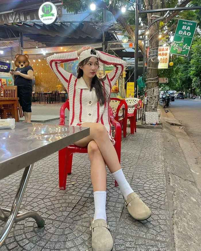 Trong những bức ảnh du lịch Việt Nam của mình, Pimtha ghi điểm bởi năng lượng đáng yêu, vui vẻ và cách lên đồ xinh xắn, gợi cảm trong chừng mực và không tạo cảm giác tiêu cực.