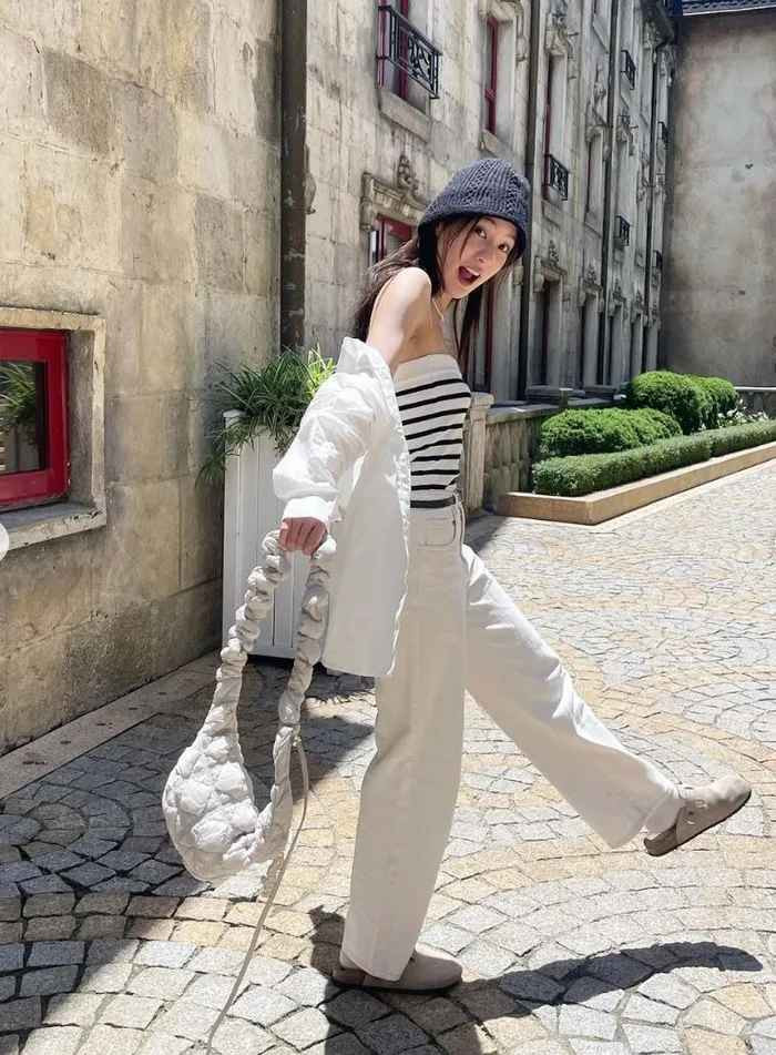 Tổng thể outfit vẫn xinh xắn, hợp mùa hè lại có khả năng chống nắng "okela" giúp Pimtha thoải mái đi du lịch Việt Nam.