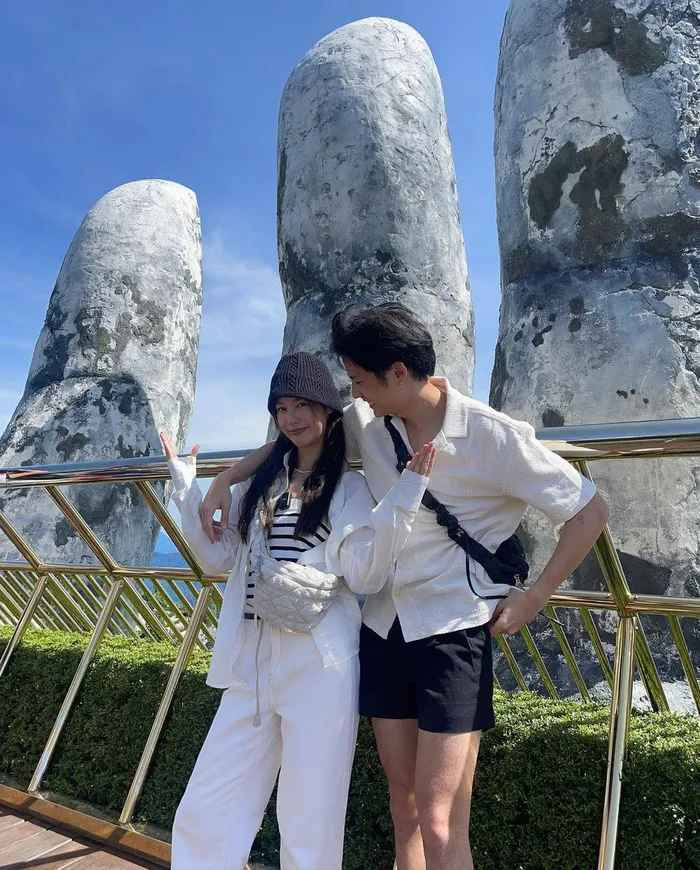 Pimtha cũng lên đồ rất ton sur ton với bạn trai Bank Thiti. Họ không mặc đồ y hệt nhau nhưng vẫn tạo sự kết nối nhờ việc cùng chọn tông màu như trắng/đen. Cả hai còn ghi điểm mạnh mẽ khi diện trang phục truyền thống của Việt Nam