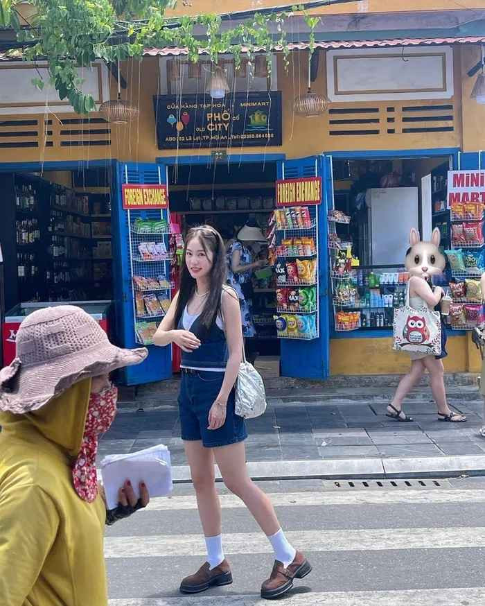 Hình của hot girl Thái Lan check-in tại phố cổ Hội An được netizen Việt thả tim "rần rần".
