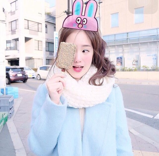 Phong cách ăn mặc tinh nghịch, nhiều sáng tạo, đối lập với vẻ trẻ con, hiền dịu của Pimtha khiến cô bạn "đẹp lạ" hơn rất nhiều. Giữa hàng loạt hot girl Thái Lan chạy theo phong cách gợi cảm, ăn mặc cầu kỳ như hiện tại, Pimtha giống như một "của lạ" và chính vì vậy lại có thêm nhiều fan yêu quý.