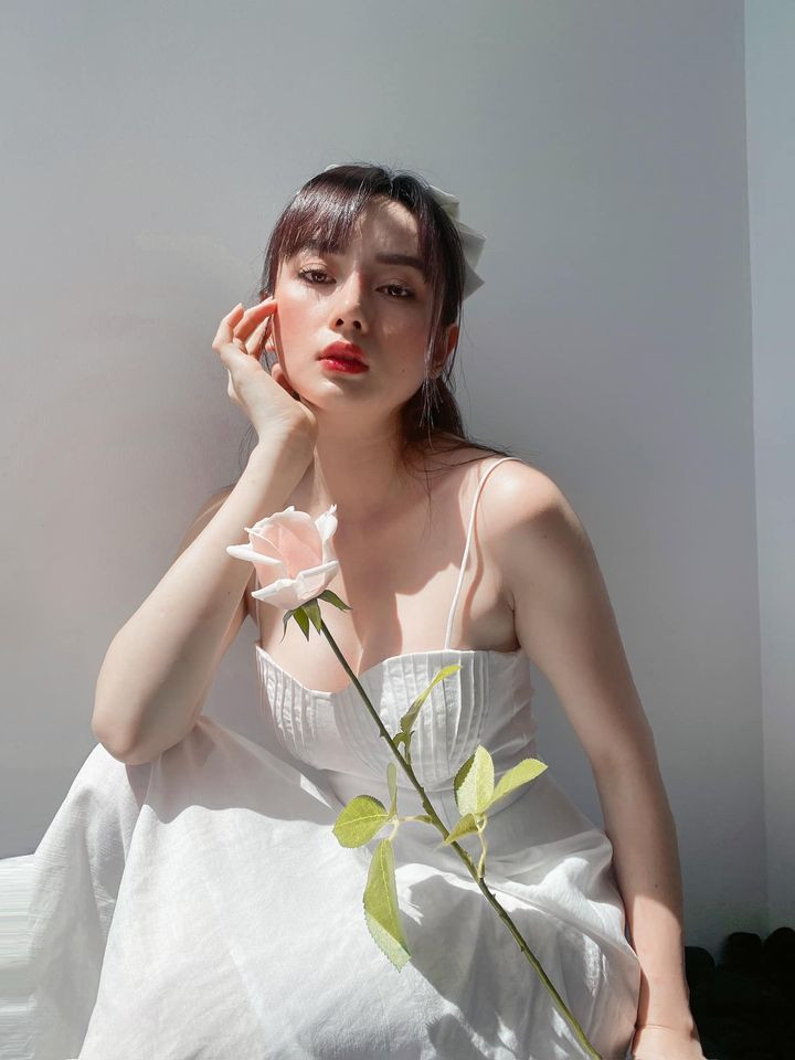 Giàu có, được chồng chiều... hiện tượng phẫu thuật thẩm mỹ - Angela Chu còn khiến nhiều người ngưỡng mộ khi sở hữu nhan sắc không trang điểm cực đỉnh.