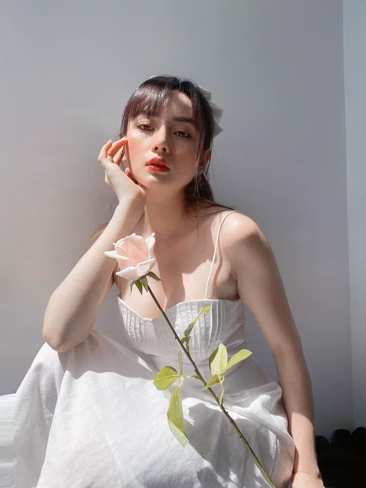 Giàu có, được chồng chiều... hiện tượng phẫu thuật thẩm mỹ - Angela Chu còn khiến nhiều người ngưỡng mộ khi sở hữu nhan sắc không trang điểm cực đỉnh.