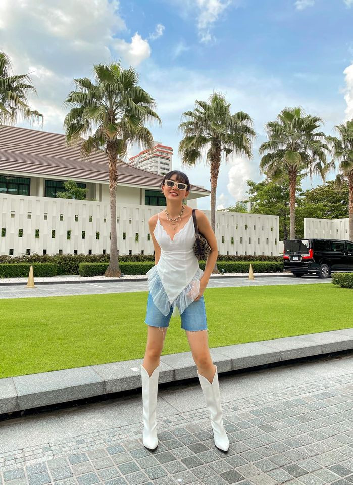 Từ một nữ sinh với nhan sắc không có gì nổi bật, nhờ màn phẫu thuật thẩm mỹ thành công Angela Chu có nhan sắc vạn người mê như hiện tại.