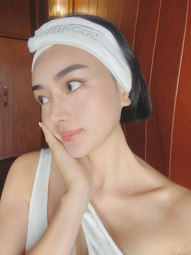 Mới đây, khi đăng bài chia sẻ kinh nghiệm chăm sóc da với mọi người, Angela Chu đã nhân tiện khoe luôn gương mặt mộc đẹp không tì vết của mình.