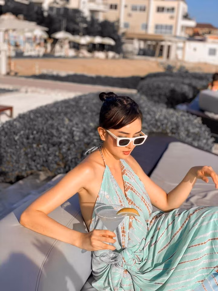 Vóc dáng của Angela Chu vô cùng nuột nà. Phong cách sang chảnh, thanh lịch giúp cô nàng ghi điểm tuyệt đối với dân mạng.