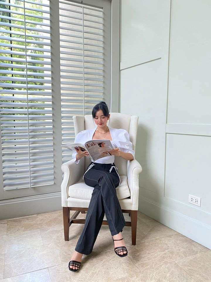 Angela Chu cũng sở hữu cuộc sống vạn người mê khi thường xuyên đi du lịch, mua sắm đồ hàng hiệu. Gái xinh thường thả dáng bên cạnh những chiếc xế hộp sang chảnh như Rolls-Royce Audi TT, Bentley Continental GT Coupe.... Được biết, chồng cô cũng rất đam mê siêu xe và có cả bộ sưu tập xe lên đến cả trăm tỉ.