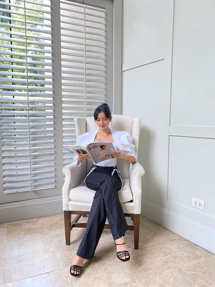 Angela Chu cũng sở hữu cuộc sống vạn người mê khi thường xuyên đi du lịch, mua sắm đồ hàng hiệu. Gái xinh thường thả dáng bên cạnh những chiếc xế hộp sang chảnh như Rolls-Royce Audi TT, Bentley Continental GT Coupe.... Được biết, chồng cô cũng rất đam mê siêu xe và có cả bộ sưu tập xe lên đến cả trăm tỉ.