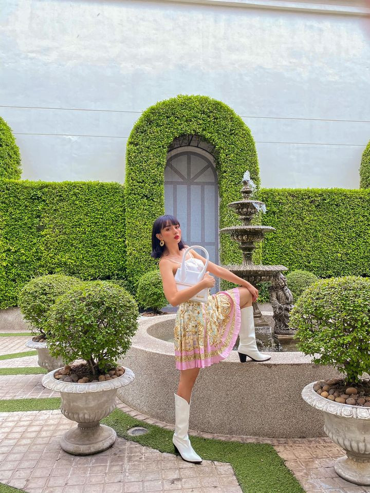 Gia đình chồng Angela Chu cũng thuộc gia tộc giàu có, nổi tiếng trên đất Thái. Đám cưới của mỹ nhân dao kéo được tổ chức ở một resort đắt đỏ.