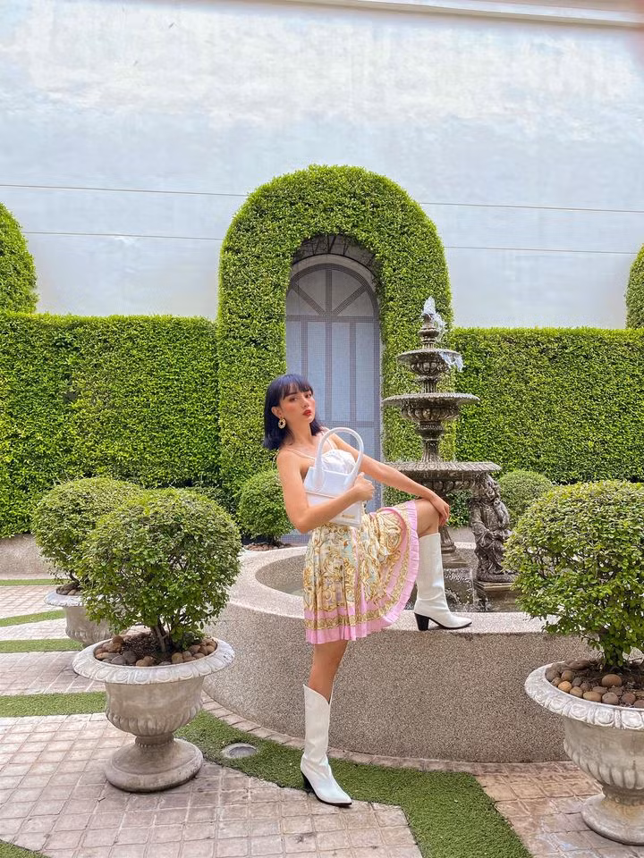 Gia đình chồng Angela Chu cũng thuộc gia tộc giàu có, nổi tiếng trên đất Thái. Đám cưới của mỹ nhân dao kéo được tổ chức ở một resort đắt đỏ.