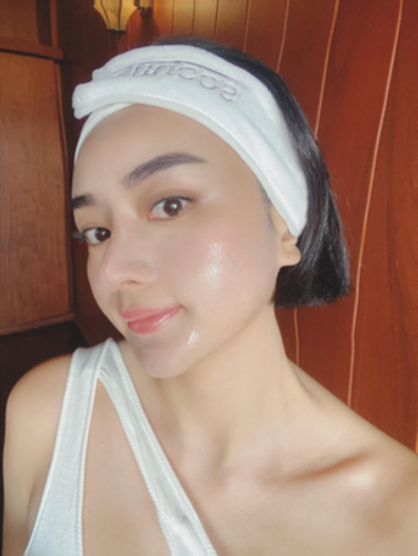 Dù không có chút son phấn nào nhưng hot girl phẫu thuật thẩm mỹnày vẫn gây ấn tượng với làn da căng bóng, trắng hồng đầy sức sống cũng như chiếc mũi cao và khuôn mày siêu đẹp.