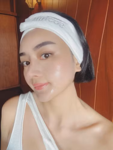 Dù không có chút son phấn nào nhưng hot girl phẫu thuật thẩm mỹnày vẫn gây ấn tượng với làn da căng bóng, trắng hồng đầy sức sống cũng như chiếc mũi cao và khuôn mày siêu đẹp.