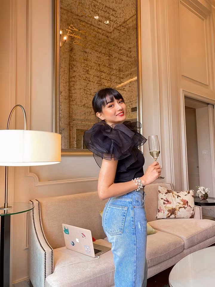 9/2019, Angela Chu bất ngờ lộ hình ảnh lên xe hoa với một vị đại gia người Thái làm trong lĩnh vực sản xuất nhựa dùng cho ô tô.