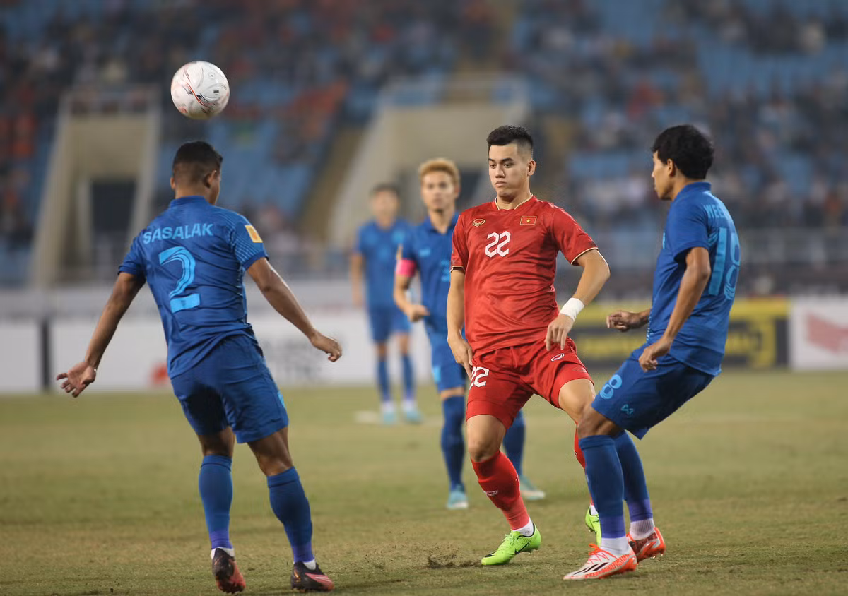 Viet Nam 2-2 Thai Lan: Chung ket luot ve du bao kho khan-Hinh-6