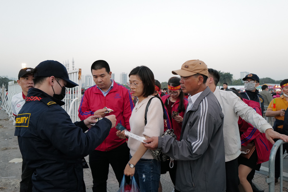 Viet Nam 2-2 Thai Lan: Chung ket luot ve du bao kho khan-Hinh-14