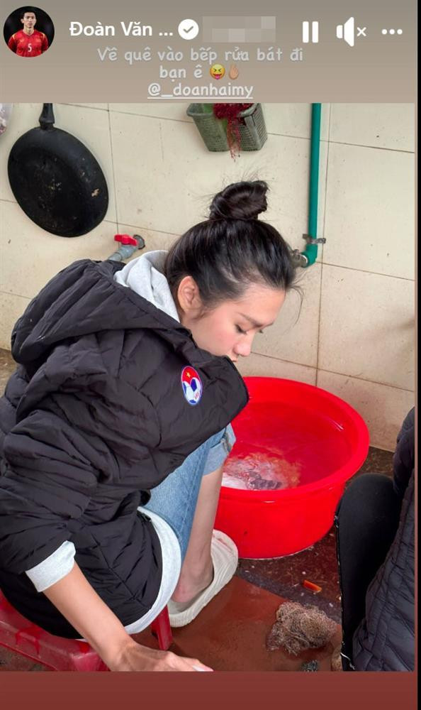 Trước khi về làm dâu Thái Bình, Hải My từng gây thiện cảm bằng bức ảnh ngồi rửa bát khi về chơi nhà chồng.