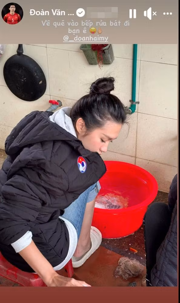 Trước khi về làm dâu Thái Bình, Hải My từng gây thiện cảm bằng bức ảnh ngồi rửa bát khi về chơi nhà chồng.