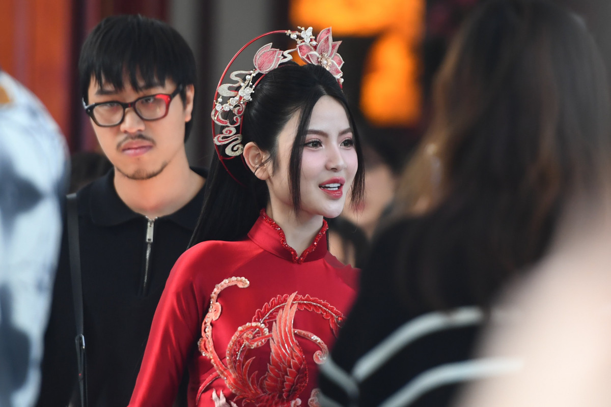 Trong ngày trọng đại, Chu Thanh Huyền mặc áo dài đỏ và đội mấn được thiết kế riêng. Cô dâu chọn lối trang điểm nhẹ nhàng nhưng vẫn rất nổi bật với làn da trắng không chút tì vết.