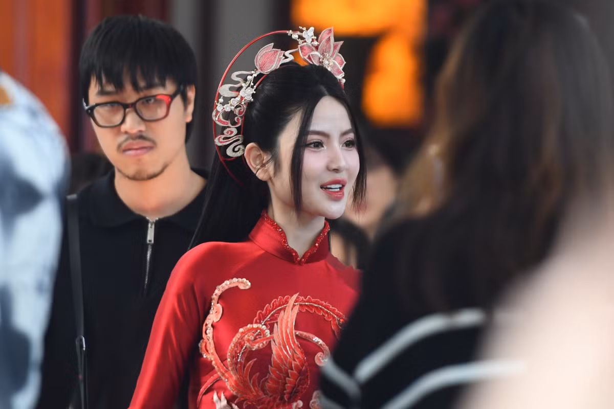 Trong ngày trọng đại, Chu Thanh Huyền mặc áo dài đỏ và đội mấn được thiết kế riêng. Cô dâu chọn lối trang điểm nhẹ nhàng nhưng vẫn rất nổi bật với làn da trắng không chút tì vết.