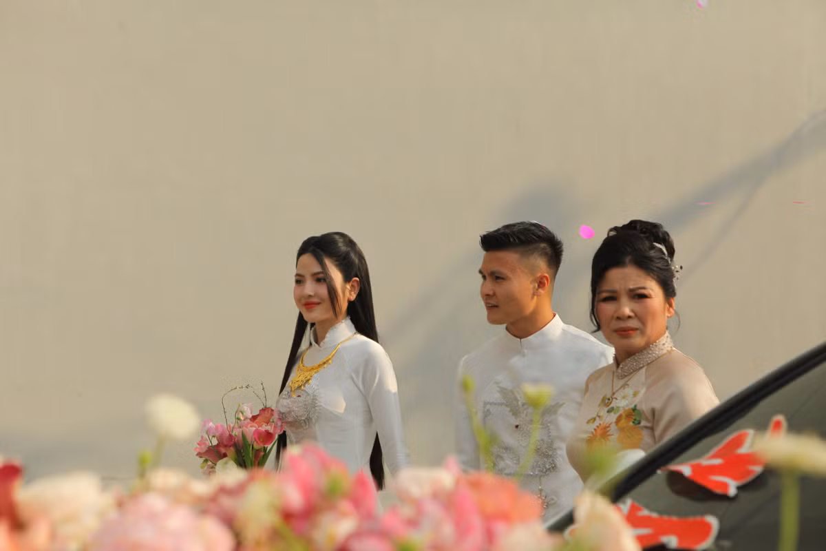 Lễ ăn hỏi nam cầu thủ được trang hoàng lộng lẫy và được một đơn vị tổ chức đám cưới chuyên nghiệp tại Hà Nội tổ chức.