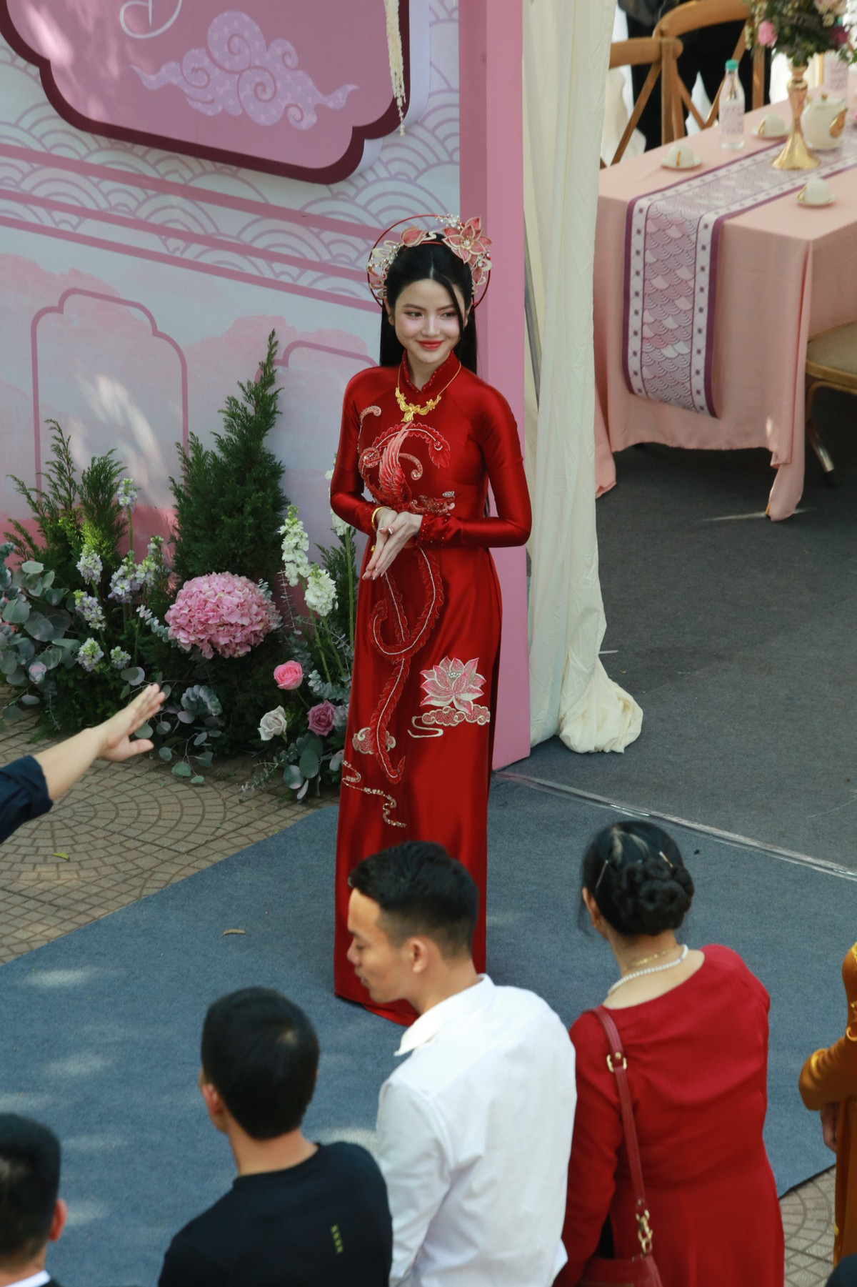 Đặc biệt Chu Thanh Huyền nhận về nhiều lời khen từ cư dân mạng khi thay đổi kiểu tóc, vén tóc gọn gàng phía sau.