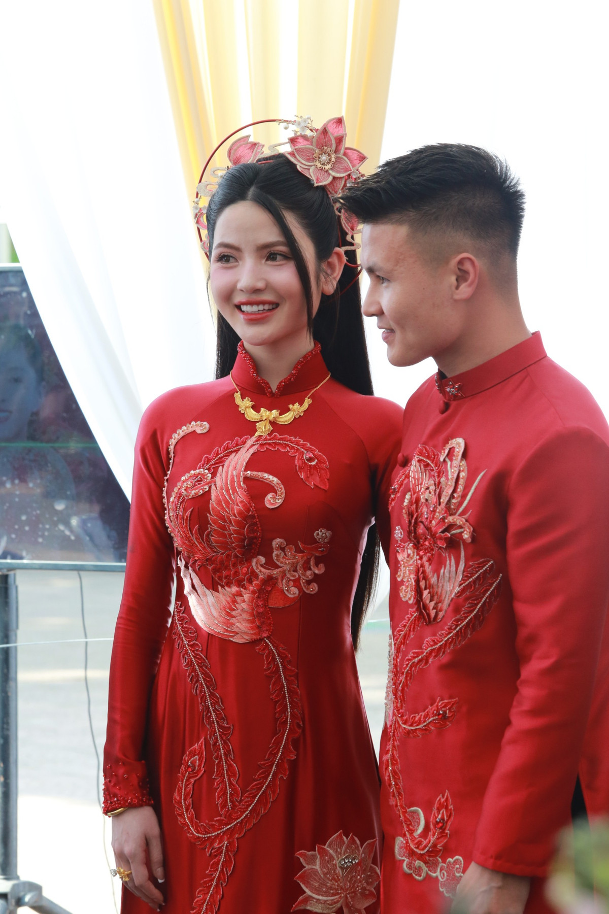 Trước đó, tại lễ dạm ngõ của cặp đôi, Chu Thanh Huyền gây tranh cãi vì mái tóc buông xõa, che phần nhiều gương mặt.