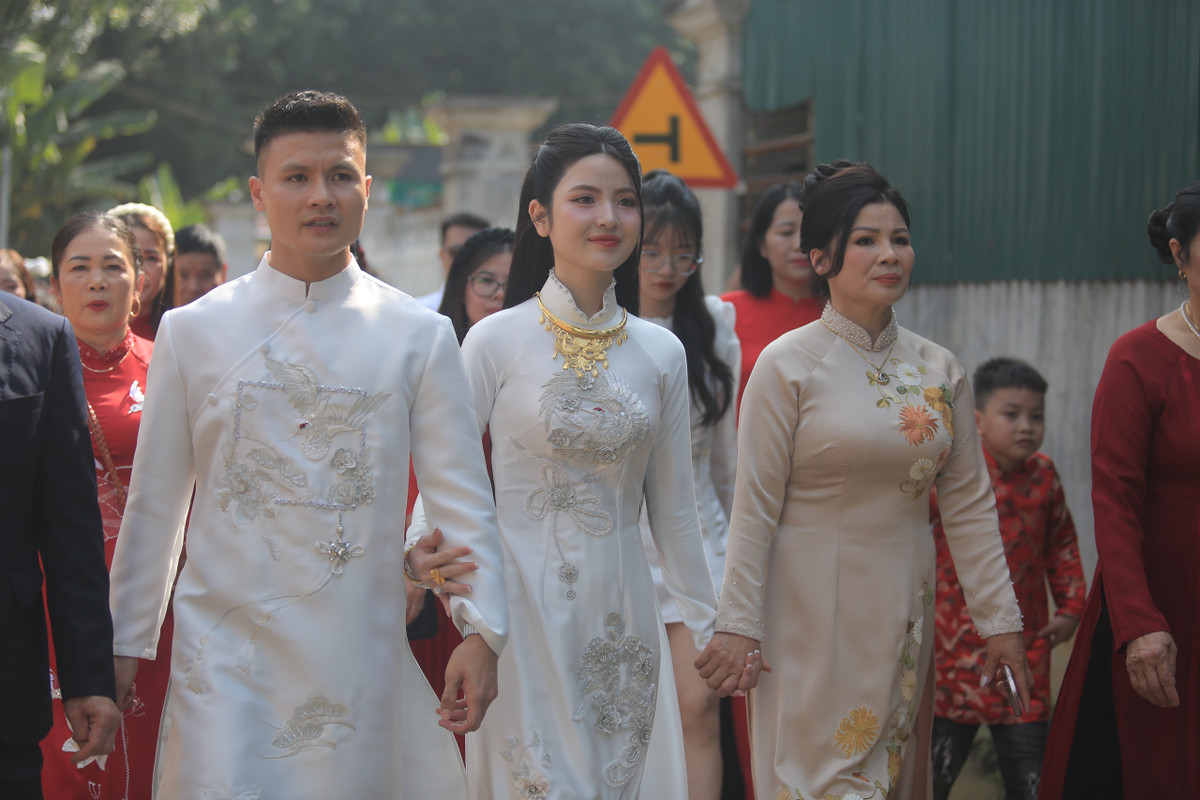 Tuy nhiên trong những hình ảnh hiện tại, cô dâu Chu Thanh Huyền đã ghi điểm tuyệt đối với cư dân mạng.