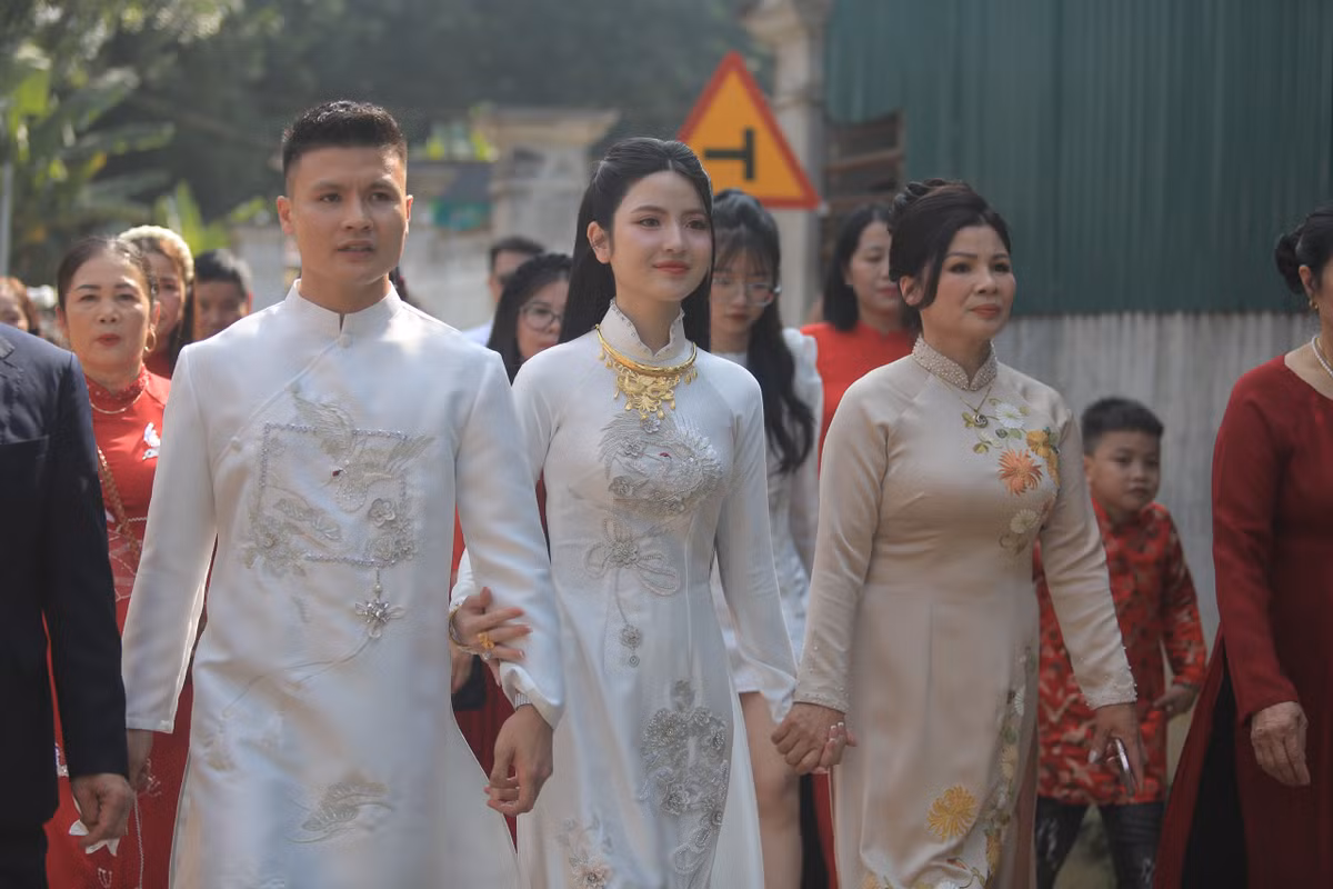 Tuy nhiên trong những hình ảnh hiện tại, cô dâu Chu Thanh Huyền đã ghi điểm tuyệt đối với cư dân mạng.