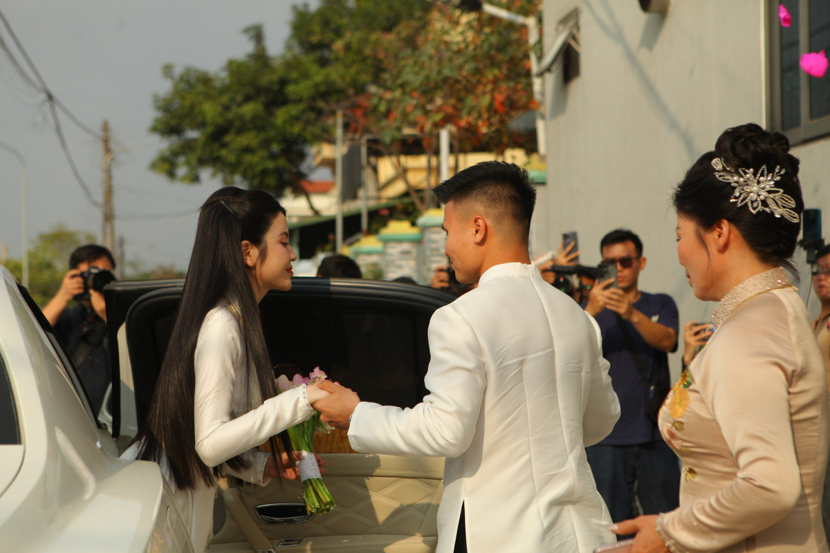 Sau khi làm lễ ăn hỏi tại nhà gái, Quang Hải đã có lễ đón dâu về nhà tại Đông Anh.