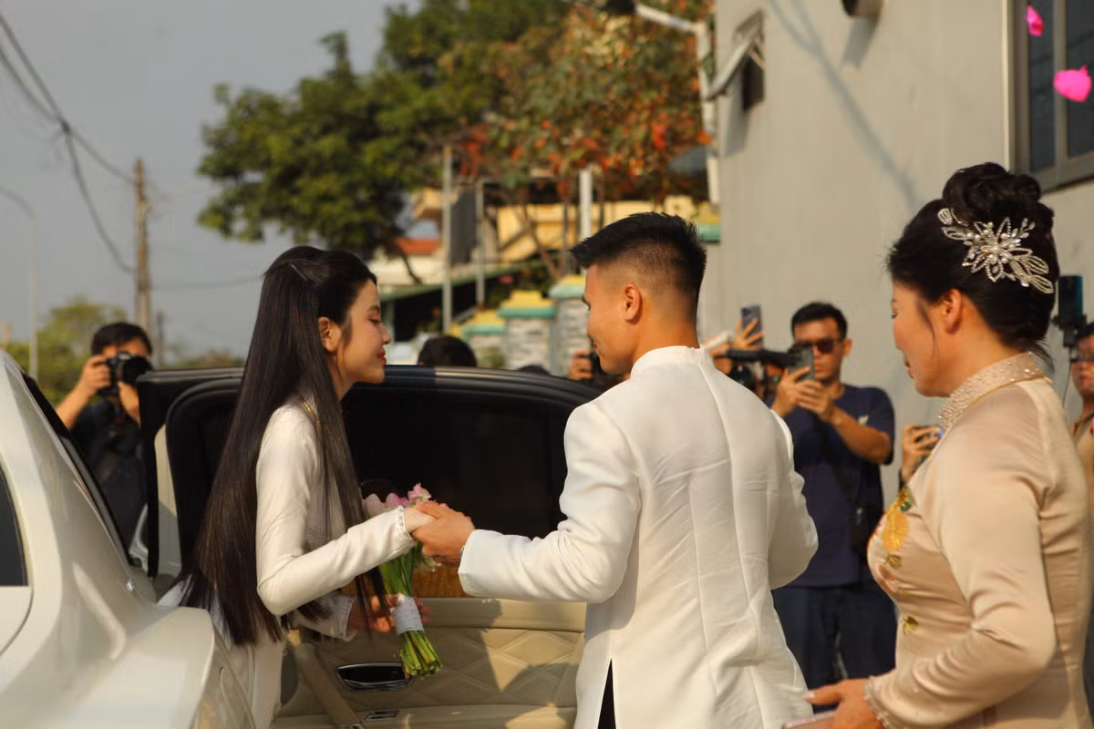 Sau khi làm lễ ăn hỏi tại nhà gái, Quang Hải đã có lễ đón dâu về nhà tại Đông Anh.