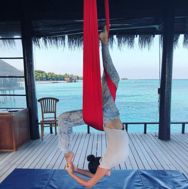 Nina Kolomiytseva có chứng chỉ Hatha Yoga và là người sáng lập nên Spiritual Awakening Tour chuyên về lĩnh vực này.