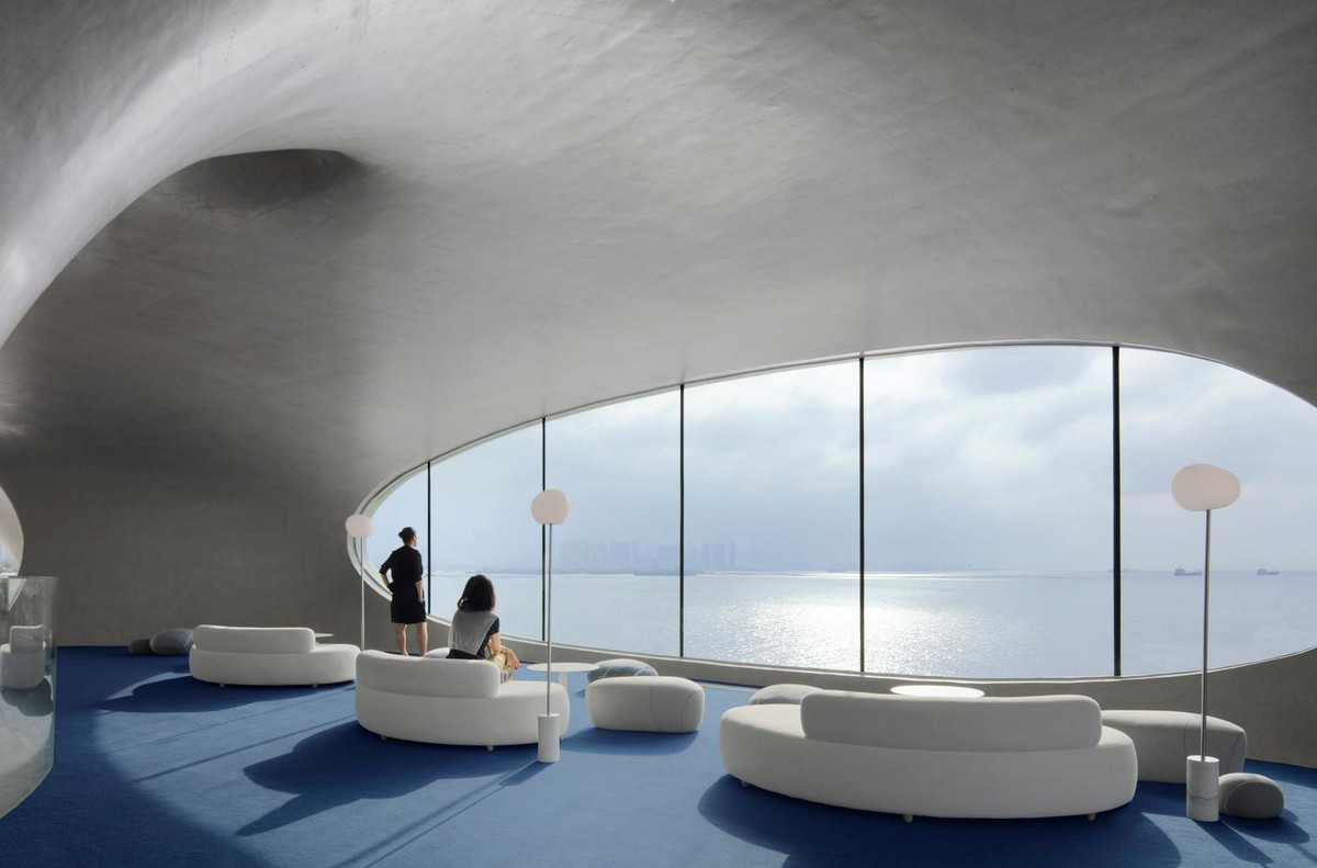 Khu đọc sách thông tầng hướng ra biển nối giữa tầng 1 và tầng 2 không chỉ dành riêng cho việc đọc sách mà còn là nơi tổ chức các hoạt động giao lưu văn hóa.