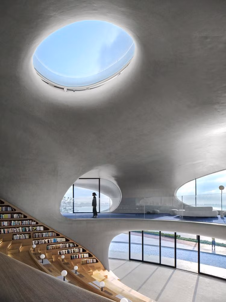 Các lỗ hở hình tròn của tòa nhà bắt trọn ánh sáng tự nhiên và làm mờ ranh giới giữa kiến trúc và thiên nhiên.