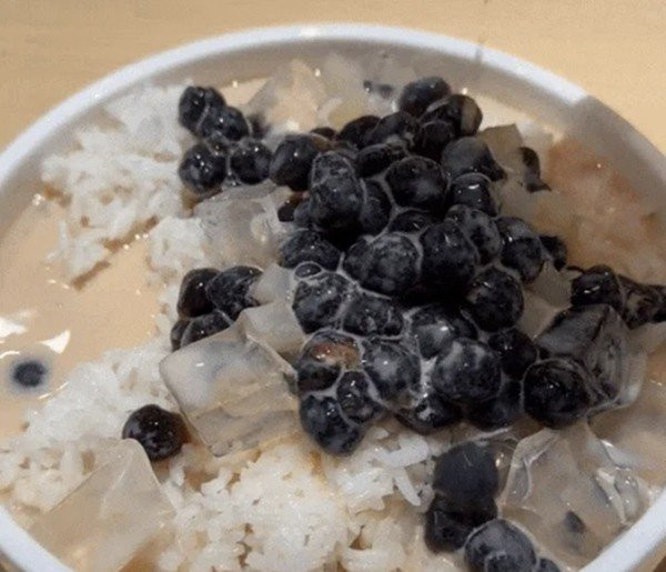 Cụ thể, do thời tiết nắng nóng, giới trẻ ở Trung Quốc nghĩ ra một cách rất độc đáo: Đổ trà sữa - cả đá, cả trân châu và tất cả những thứ khác trong đó - vào cơm trắng, trộn lên ăn.