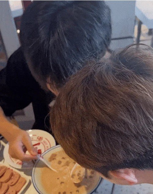 Sau khi tạo nên cơn sốt trong giới trẻ, món cơm trộn trà sữa thời gian qua lại được các bạn trẻ tại Trung Quốc cho tái xuất và tạo nên nhiều điều thú vị.