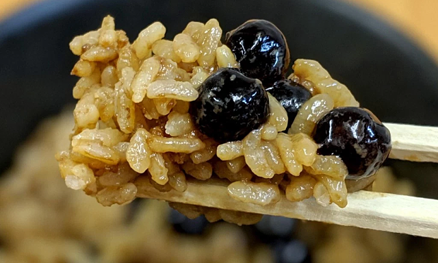 Chưa rõ vị của những nồi cơm trộn trà sữa này ra sao nhưng một số người đã để lại bình luận thích thú với sự sáng tạo này.