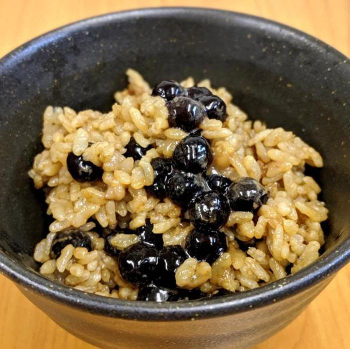 Những người ăn món cơm trộn này nói rằng nó khá ngon, hoặc ít nhất là “không tệ”, giống như một món chè hay súp có vị sữa.