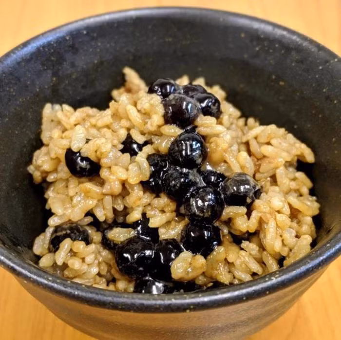 Những người ăn món cơm trộn này nói rằng nó khá ngon, hoặc ít nhất là “không tệ”, giống như một món chè hay súp có vị sữa.