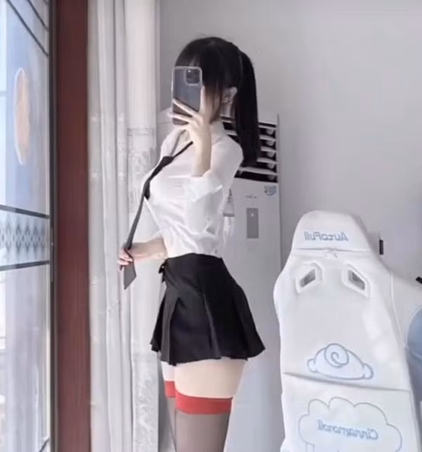 Trong khi đó, để mặc đẹp phong cách này bạn nên chọn trang phục vừa vặn cơ thể, độ dài lý tưởng. Bạn nên mặc thêm áo khoác ngoài để che chắn cơ thể hợp lý hơn.