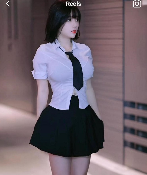 Những món đồ phụ kiện được thêm vào để tăng thêm sức hút như tất chân mỏng. Cách mặc thiếu tôn nghiêm khiến đồng phục nữ sinh bị "biến chất".