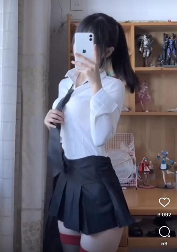 Phong cách nữ sinh ngày càng thịnh hành, được lăng xê nhiều hơn trên phố. Công thức lên đồ giúp các cô gái cảm thấy trẻ trung, tươi xinh như các nữ sinh.