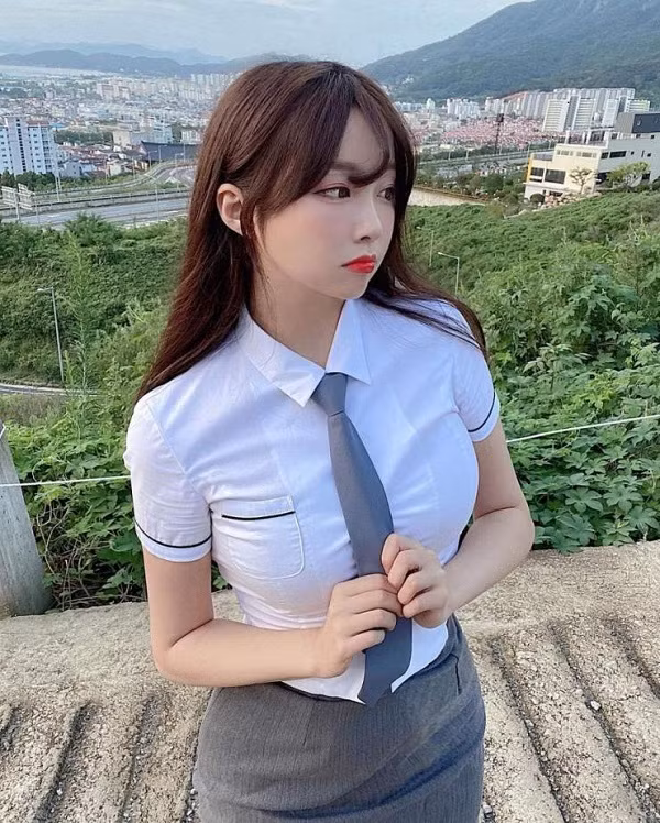 Sự sáng tạo trong cách lên đồ của nhiều cô gái khiến phụ huynh "gai mắt". Không những thế, nhiều cô gái còn cố tình dùng phong cách này làm công cụ khoe cơ thể quá mức.