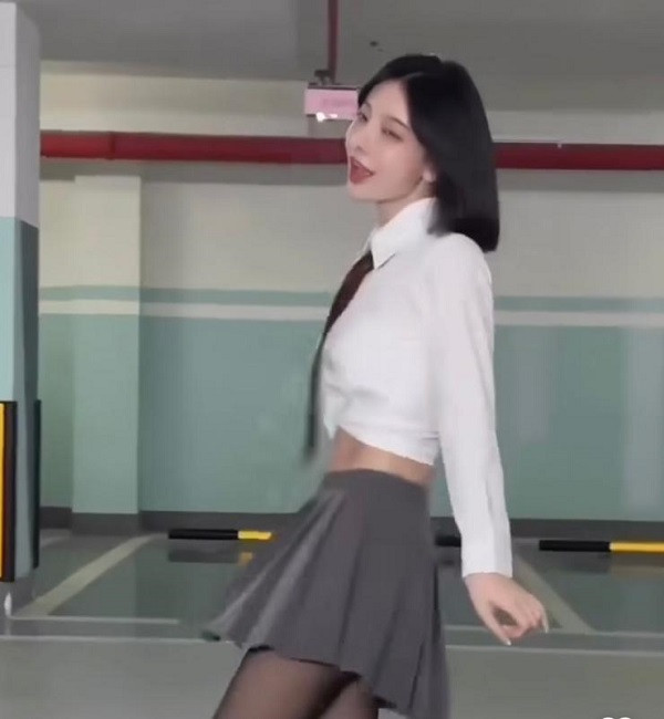 Những chiếc váy ngắn nữ sinh không ít lần khiến nữ chủ nhân rời vào cảnh "ố dề".