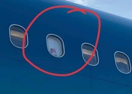 Chưa dừng lại ở đó, trào lưu đặt điện thoại ở cửa sổ máy bay rồi kéo tấm che để quay video quá trình máy bay cất - hạ cánh cũng là xu hướng xấu xí của TikToker trong năm qua. Điều này bị nghiêm cấm bởi nguy cơ gây ra cháy nổ. Các tiếp viên cũng thường xuyên phải nhắc nhở hành khách nhằm đảm bảo an toàn cho chuyến bay.