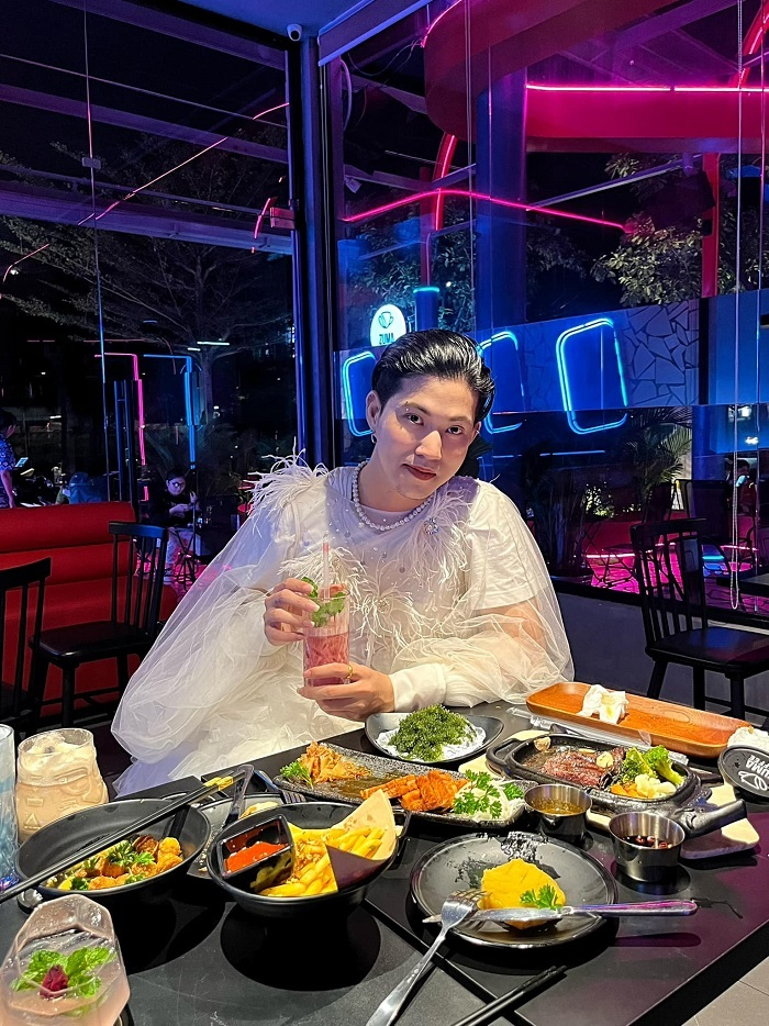 Theo khảo sát từ các bảng giá book quảng cáo, TikToker có lượt theo dõi cao như Nờ Ô NÔ có thể được trả khoản tiền khoảng 10-30 triệu đồng/video, bài viết quảng cáo cho nhãn hàng. Cá biệt, nhiều trường hợp còn có mức thù lao lên đến 50 triệu đồng/video.